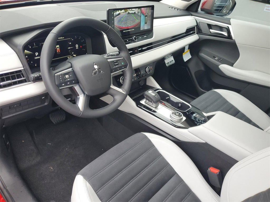 New 2025 Mitsubishi Outlander SE image 14