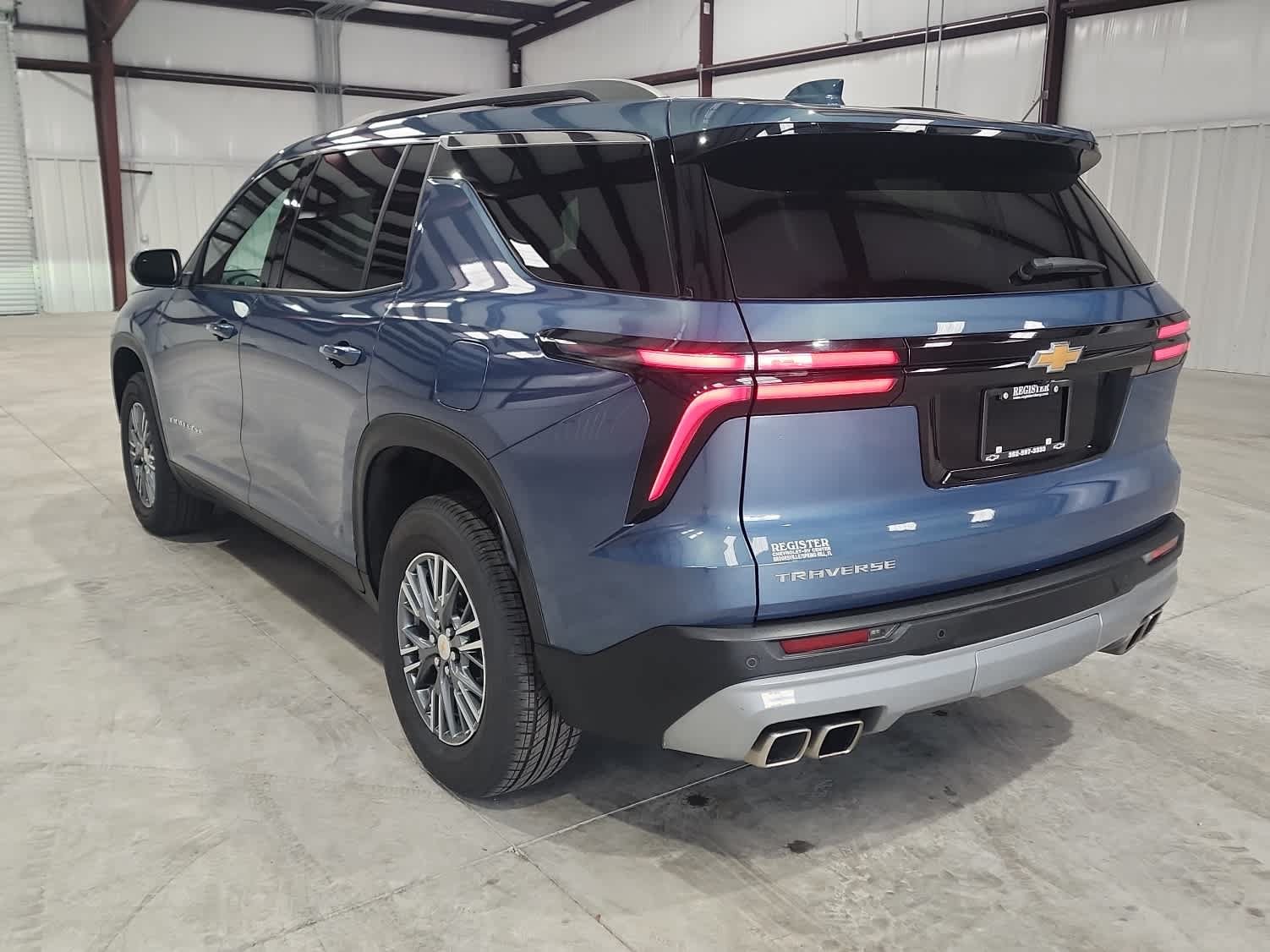 Used 2025 Chevrolet Traverse LT FWD image 3