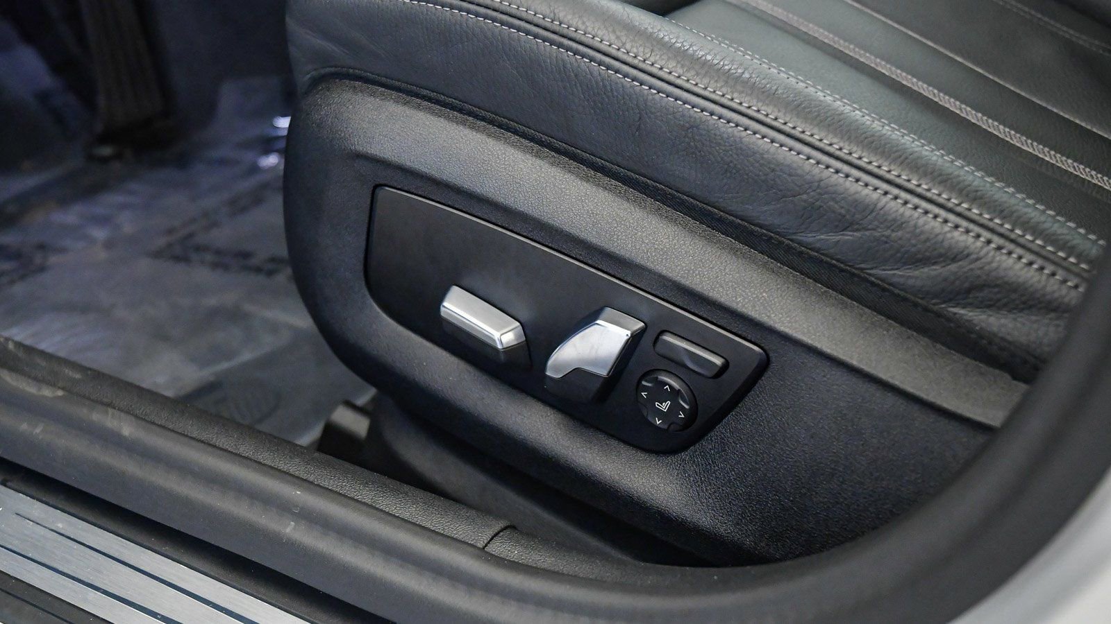 Certified 2023 BMW 530e w/ Convenience Package image 21