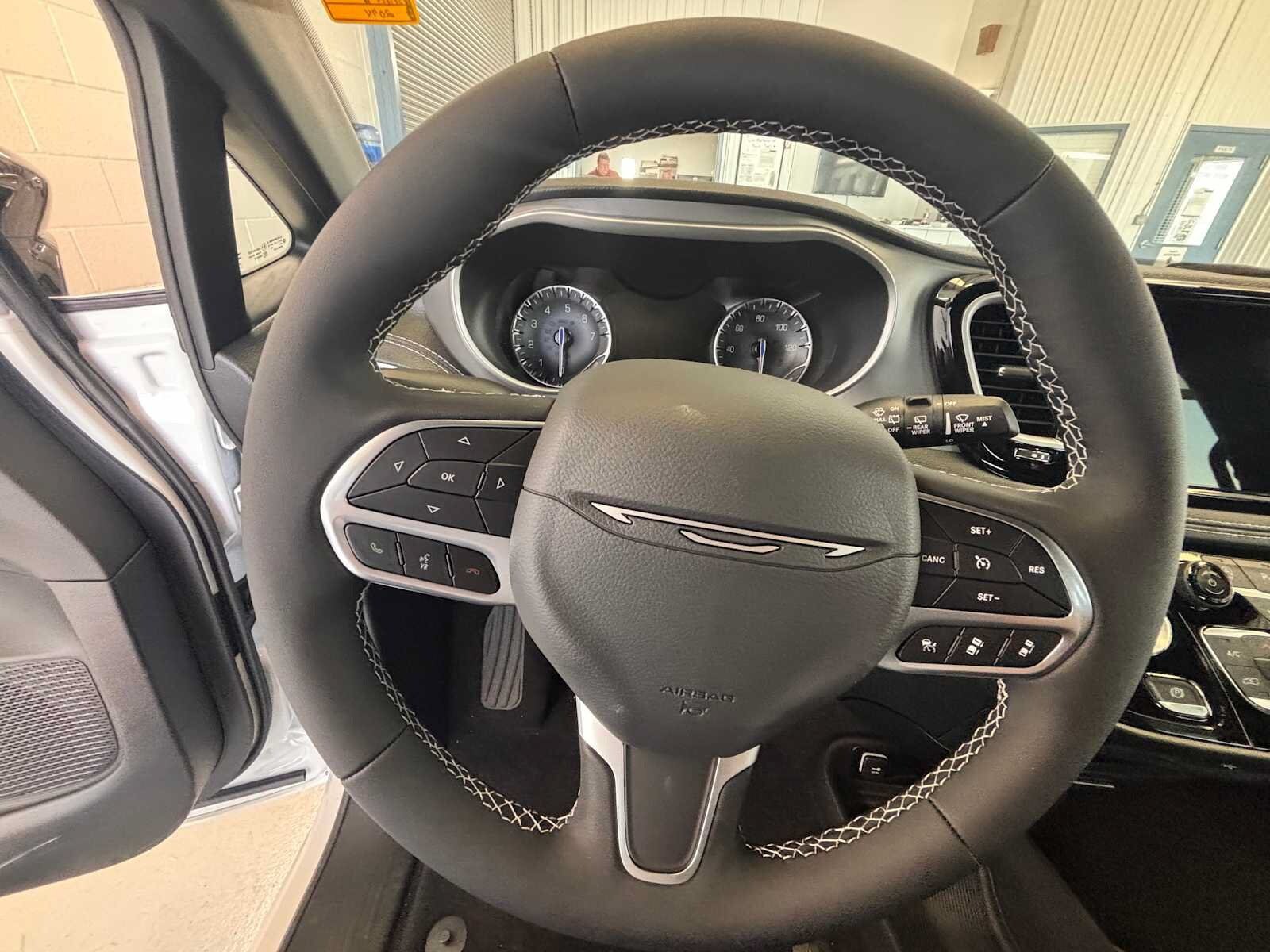 New 2027 Chrysler Pacifica Select FWD image 19