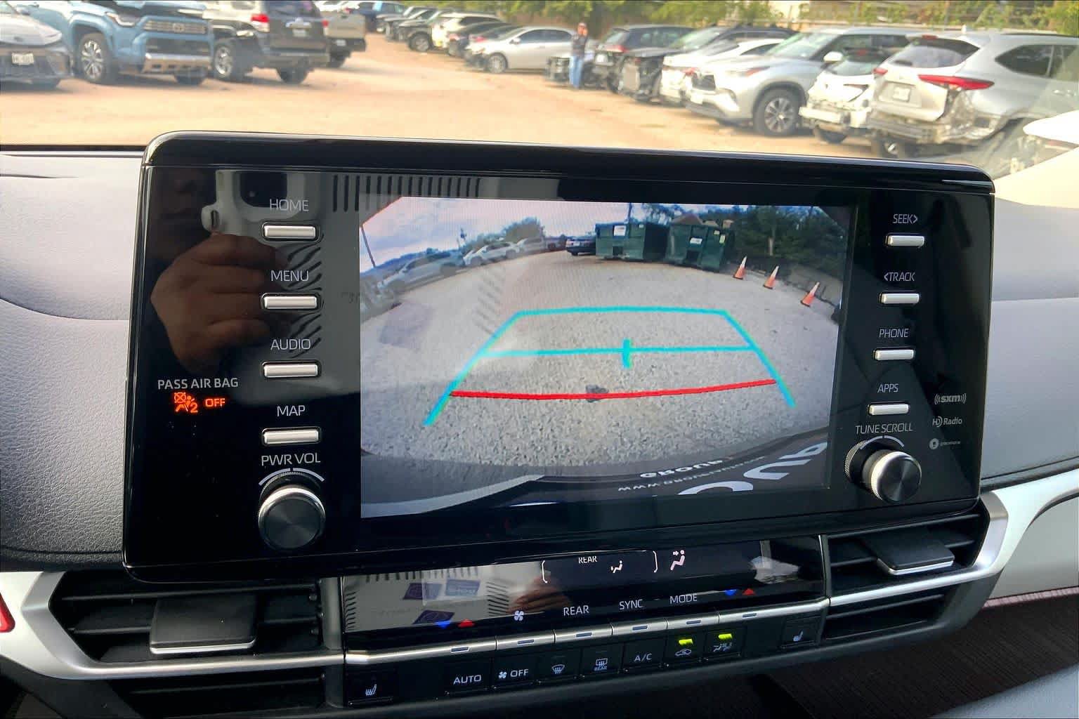 Used 2024 Toyota Sienna XLE FWD image 26