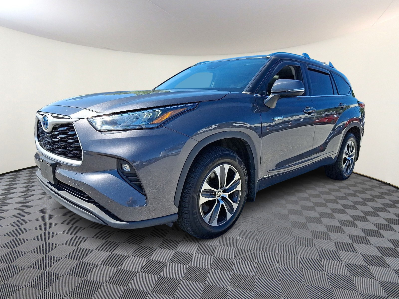 Used 2020 Toyota Highlander XLE AWD/4WD image 3