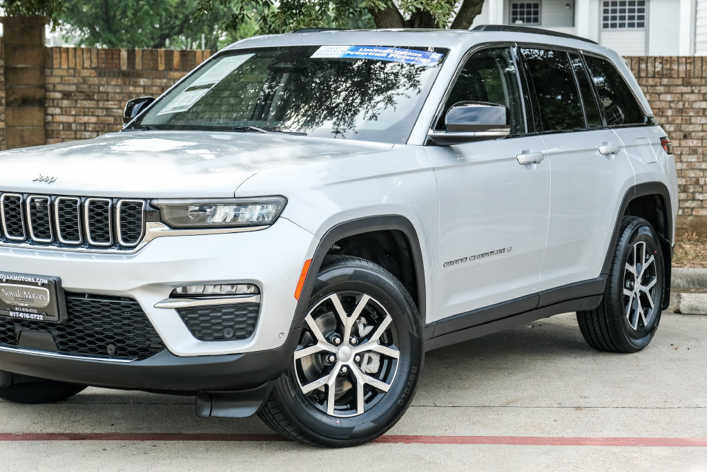 Used 2023 Jeep Grand Cherokee Limited w/ Luxury Tech Group II AWD/4WD image 14