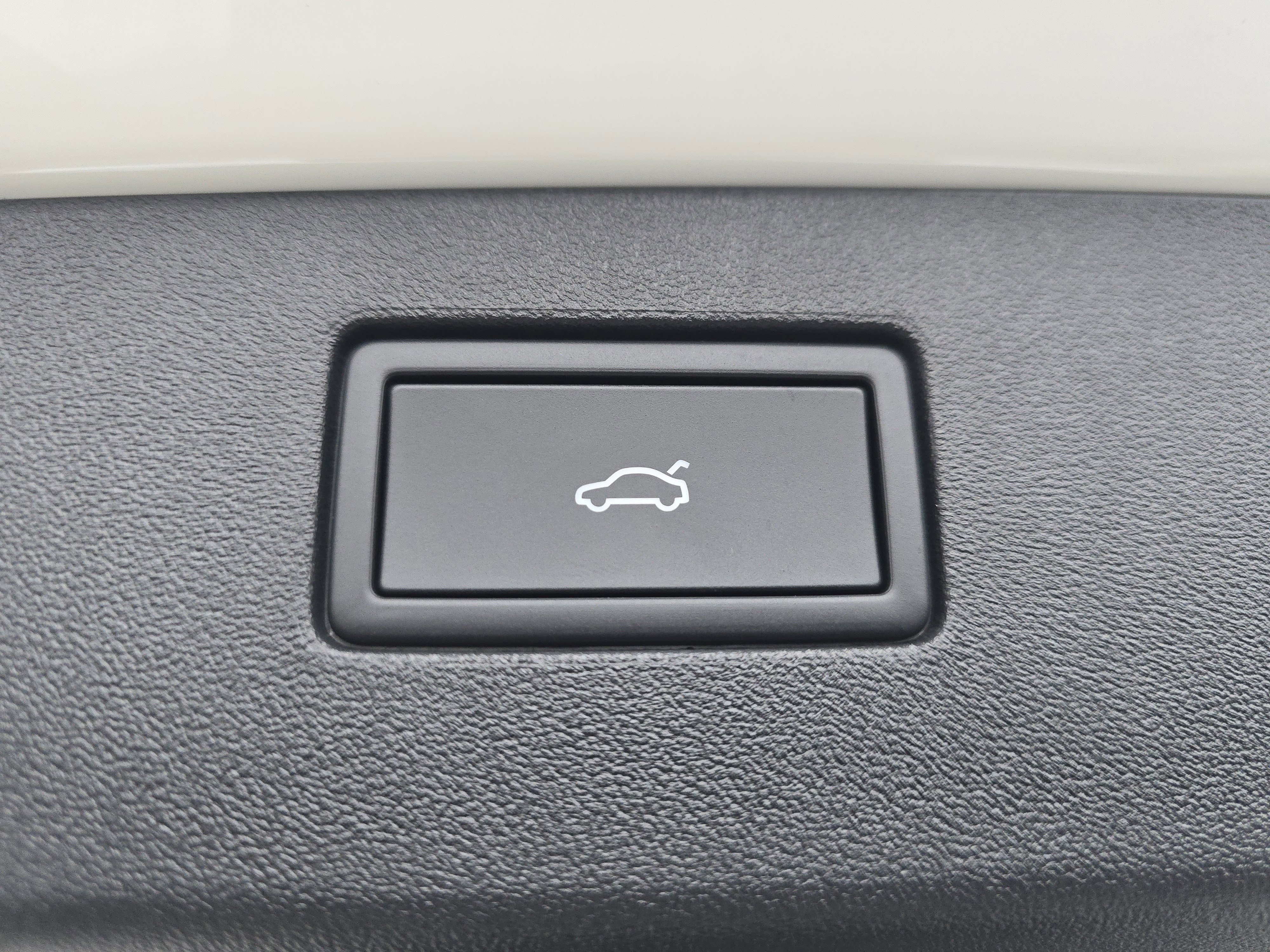 New 2026 Volkswagen Tiguan SE R-Line image 16