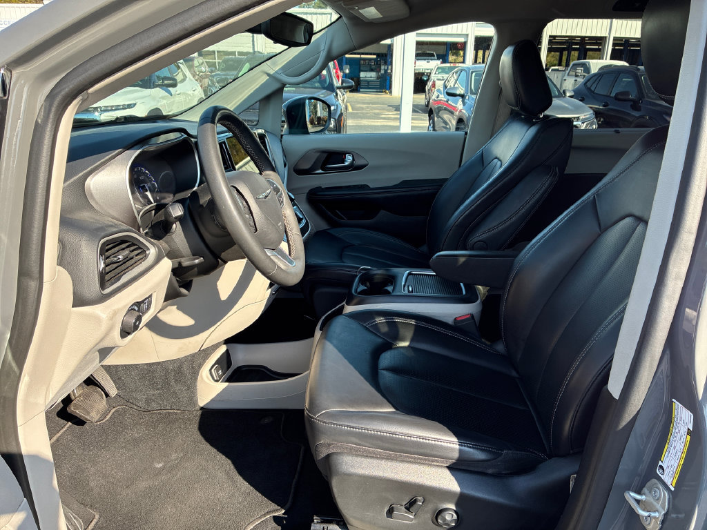 Used 2023 Chrysler Pacifica Touring-L FWD image 15