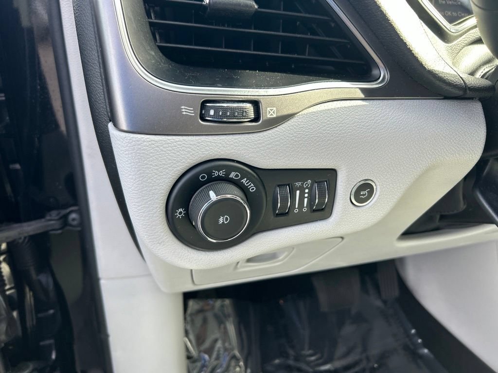 Certified 2021 Jeep Cherokee Latitude Lux w/ Sun & Sound Group FWD image 38