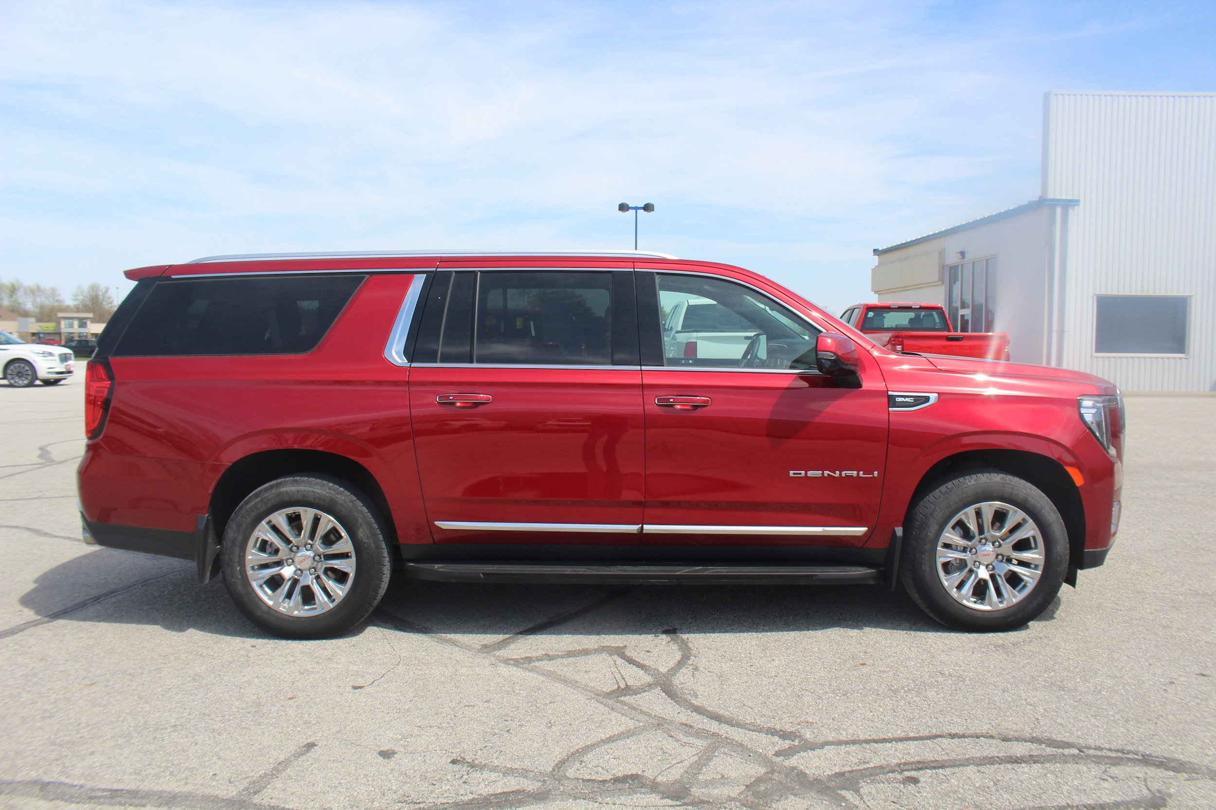 Used 2023 GMC Yukon XL Denali AWD/4WD image 4
