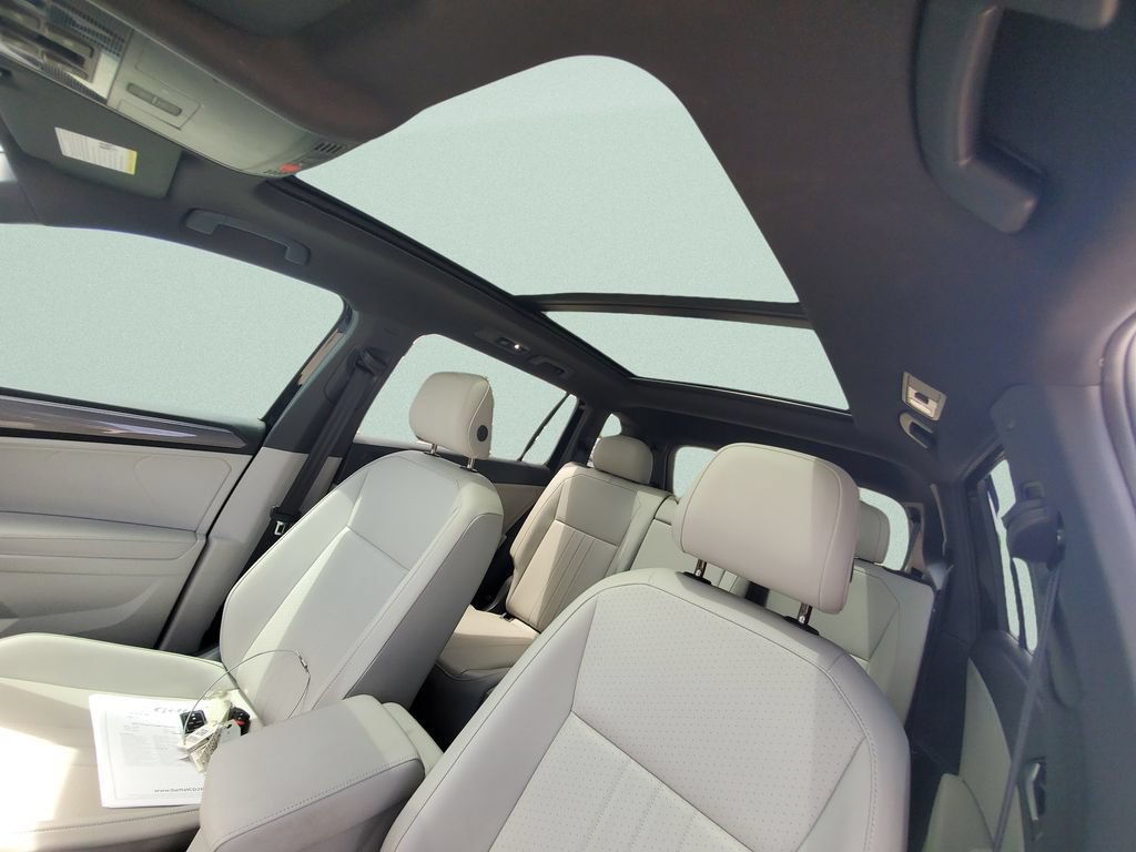 Used 2024 Volkswagen Tiguan SE R-Line FWD image 17