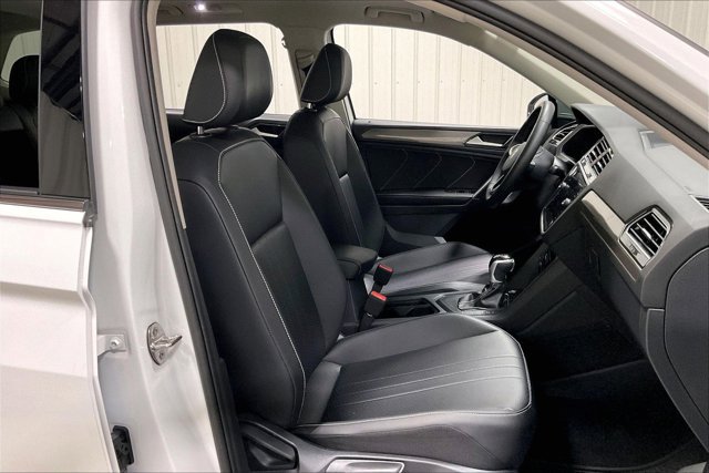 Used 2024 Volkswagen Tiguan SE w/ Panoramic Sunroof Package FWD image 7