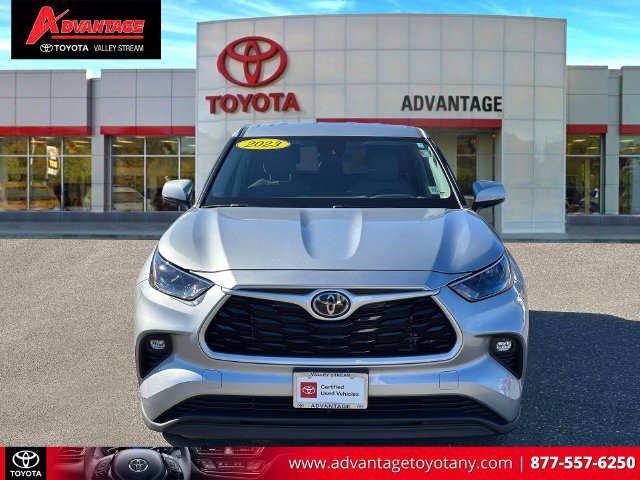 Used 2023 Toyota Highlander LE AWD/4WD image 2