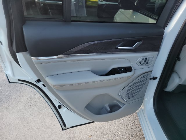 Used 2023 Jeep Grand Cherokee Overland AWD/4WD image 12