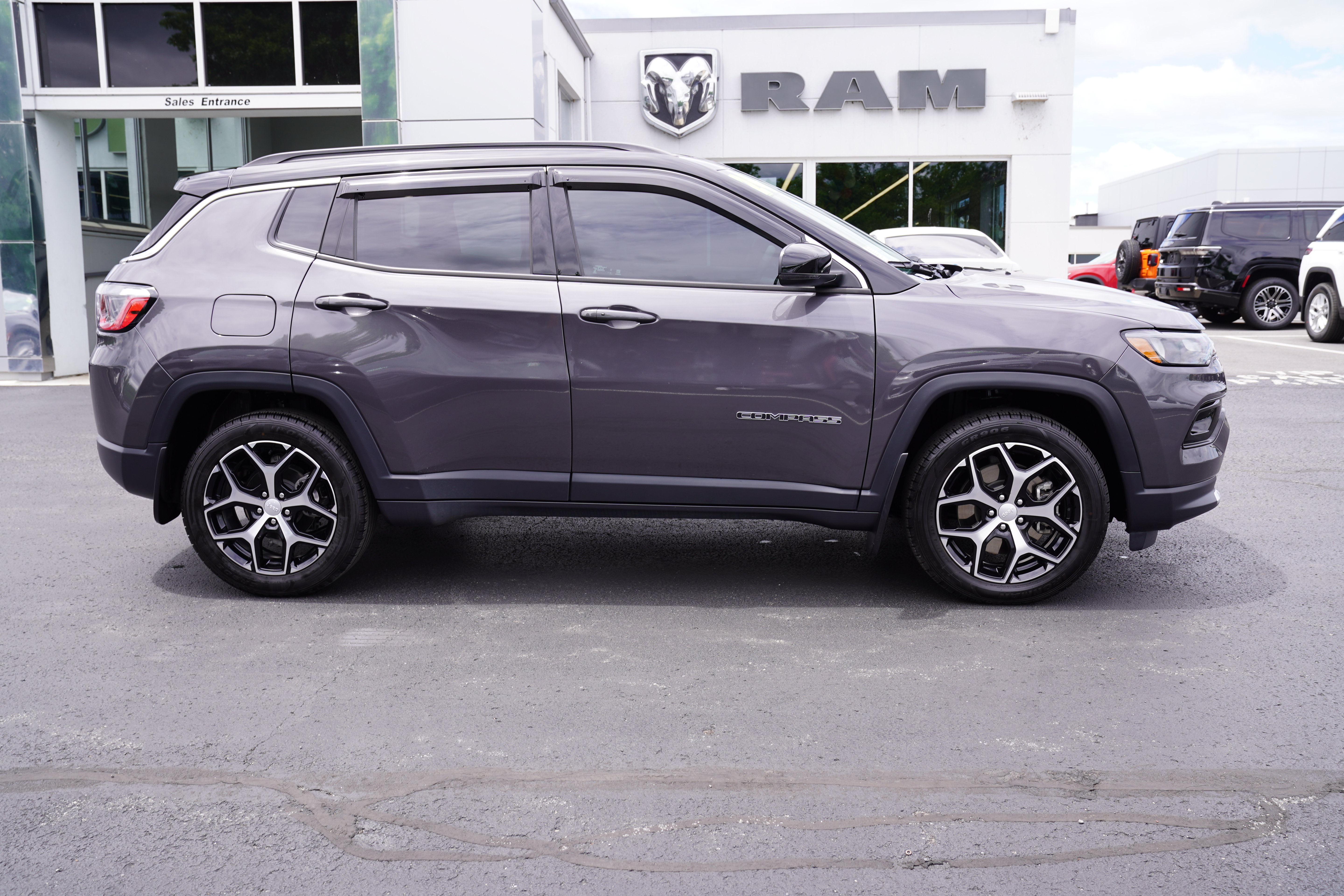 Used 2024 Jeep Compass Limited AWD/4WD image 2