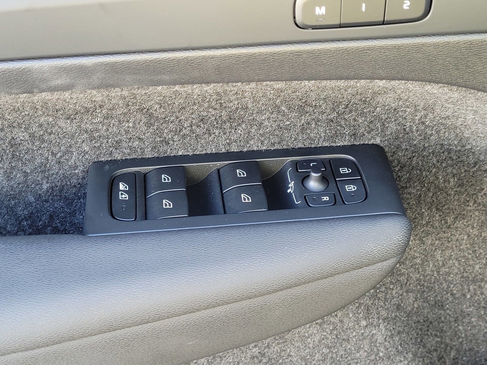 Certified 2023 Volvo XC40 Recharge Ultimate w/ Protection Package Premier image 16