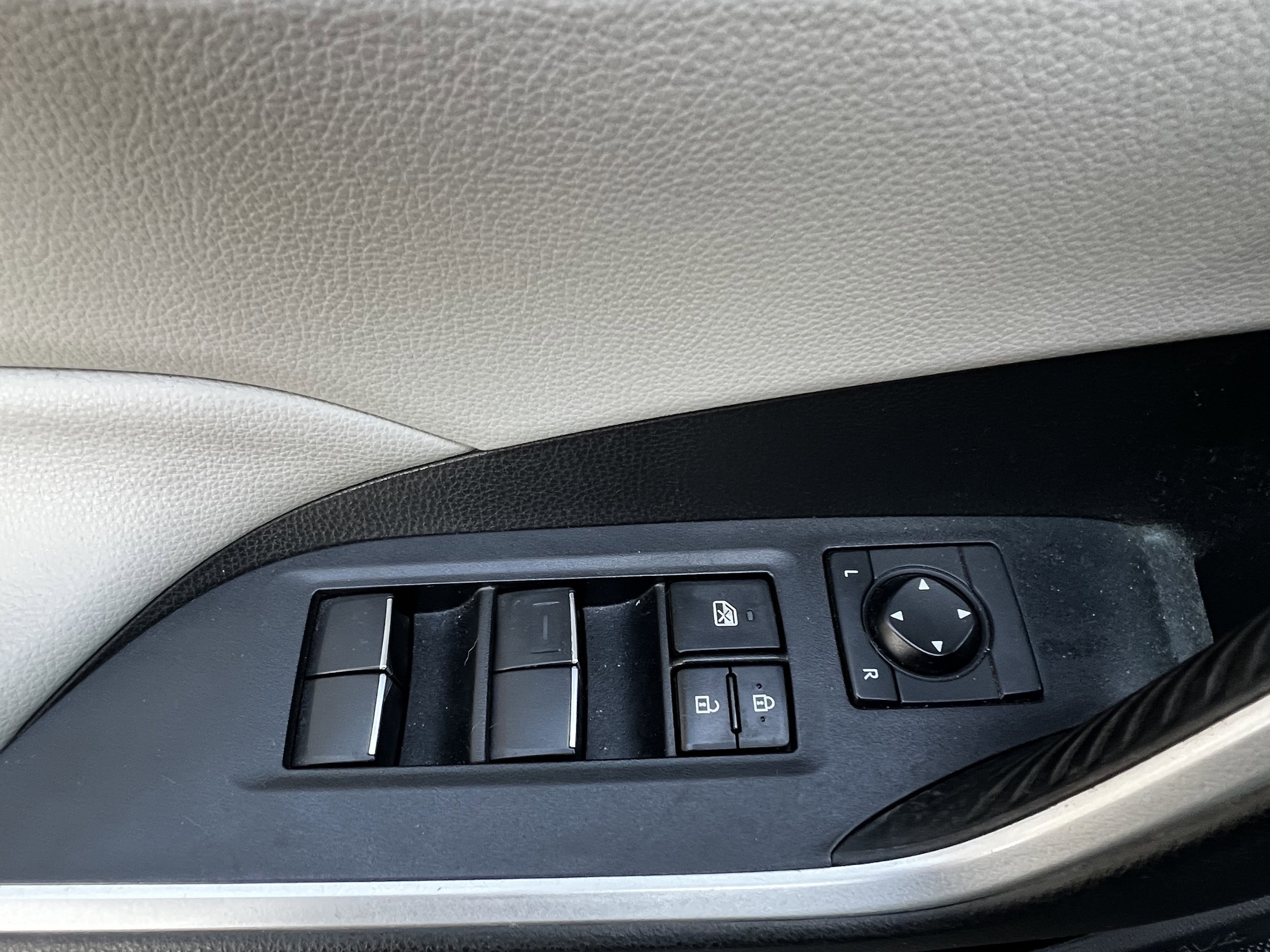 Used 2020 Toyota RAV4 XLE Premium image 14