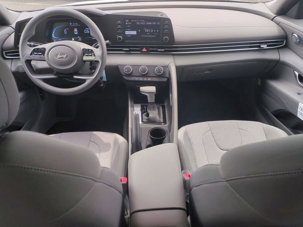 Certified 2025 Hyundai Elantra SE FWD image 21