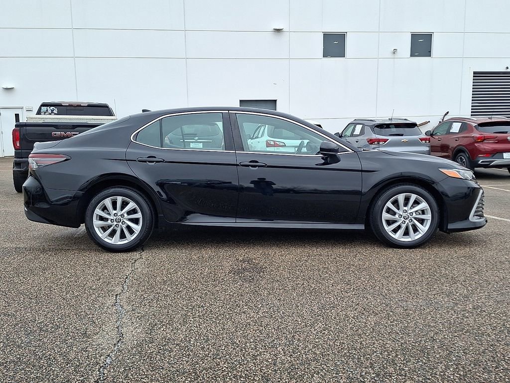 Used 2021 Toyota Camry LE image 10