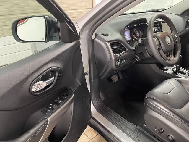 Used 2022 Jeep Cherokee Limited w/ Trailer Tow Group AWD/4WD image 13