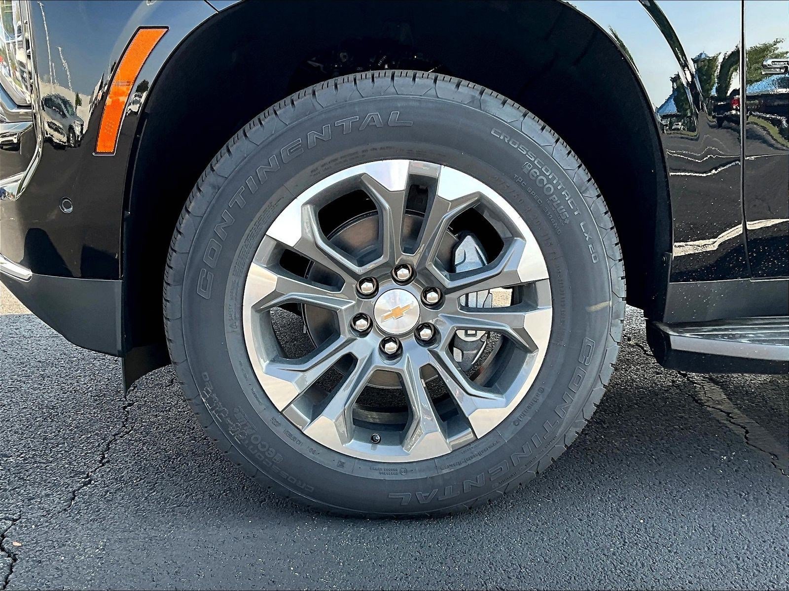 New 2026 Chevrolet Suburban LS w/ LPO, Dark Essentials Package AWD/4WD image 24