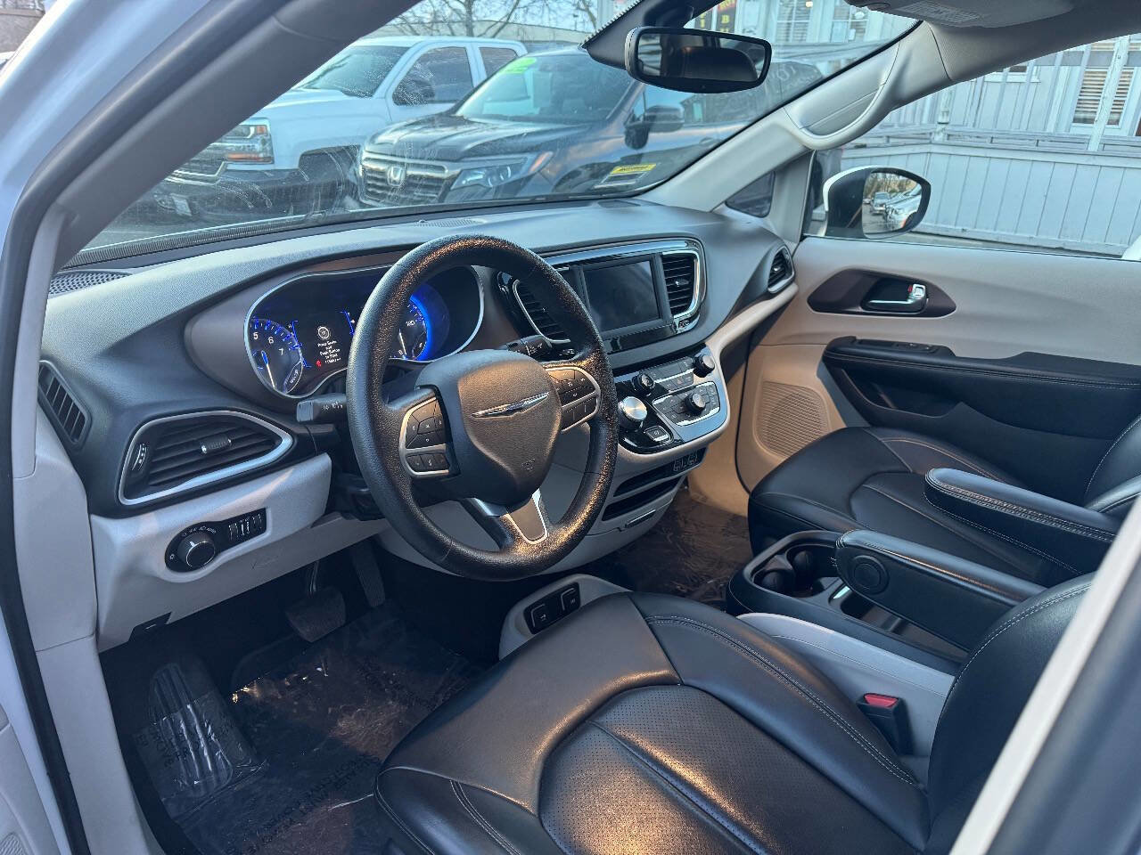 Used 2021 Chrysler Voyager Lxi image 10