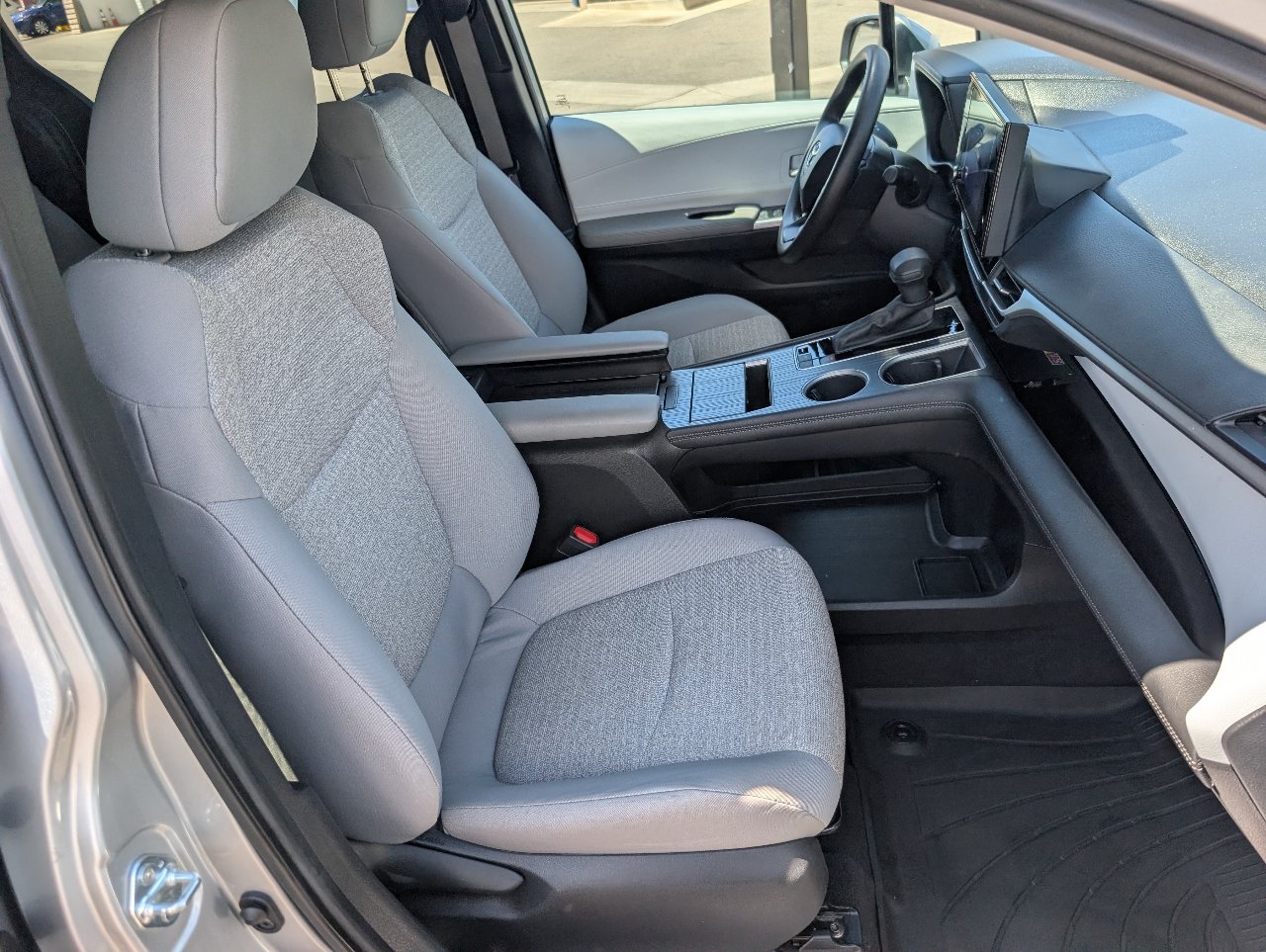 Used 2025 Toyota Sienna LE FWD image 9