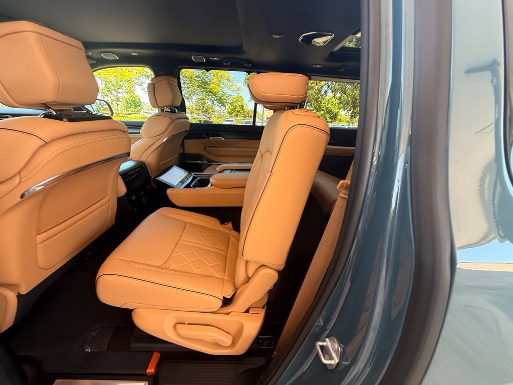 New 2026 Jeep Grand Wagoneer L Summit AWD/4WD image 25