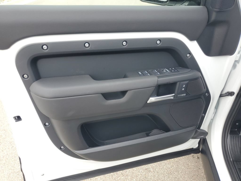New 2026 Land Rover Defender 130 X-Dynamic SE AWD/4WD image 7