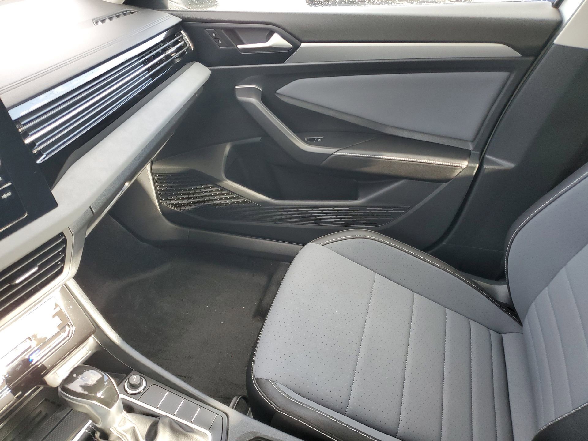 Used 2025 Volkswagen Jetta SE FWD image 24