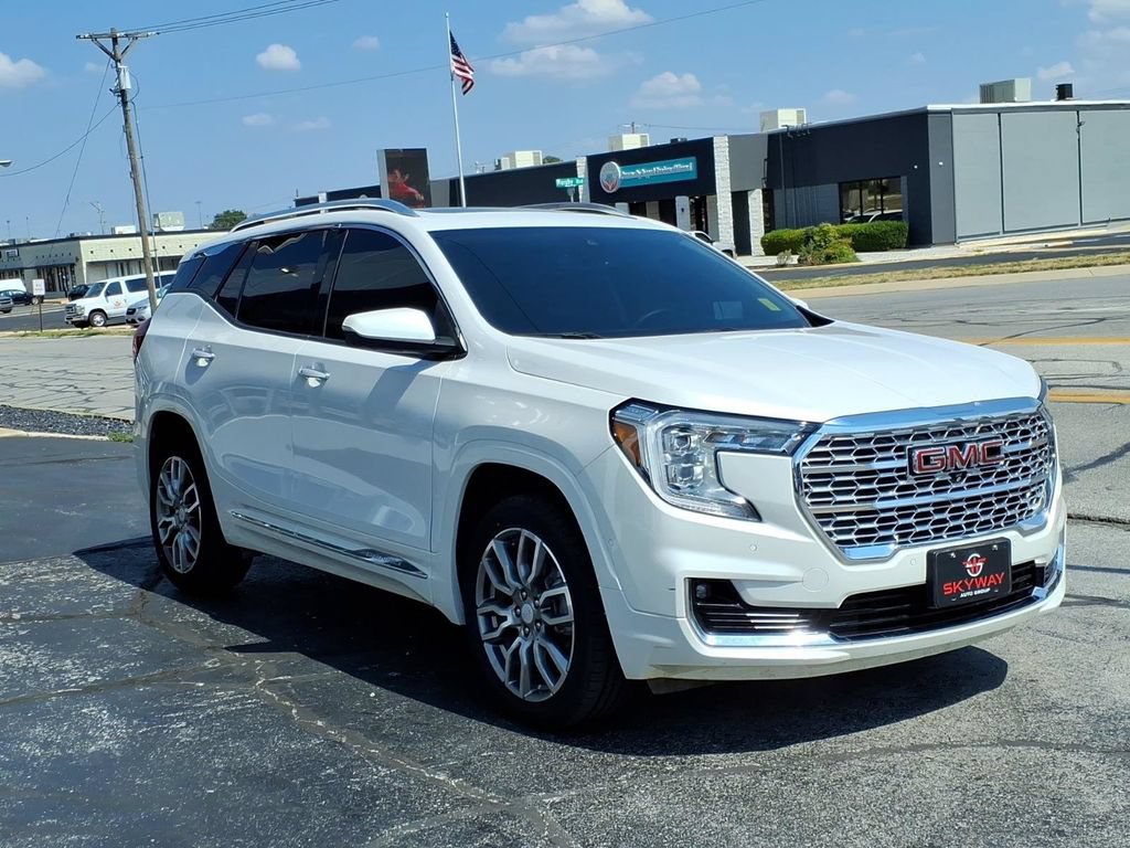 Used 2024 GMC Terrain Denali w/ Denali Premium Package AWD/4WD image 3