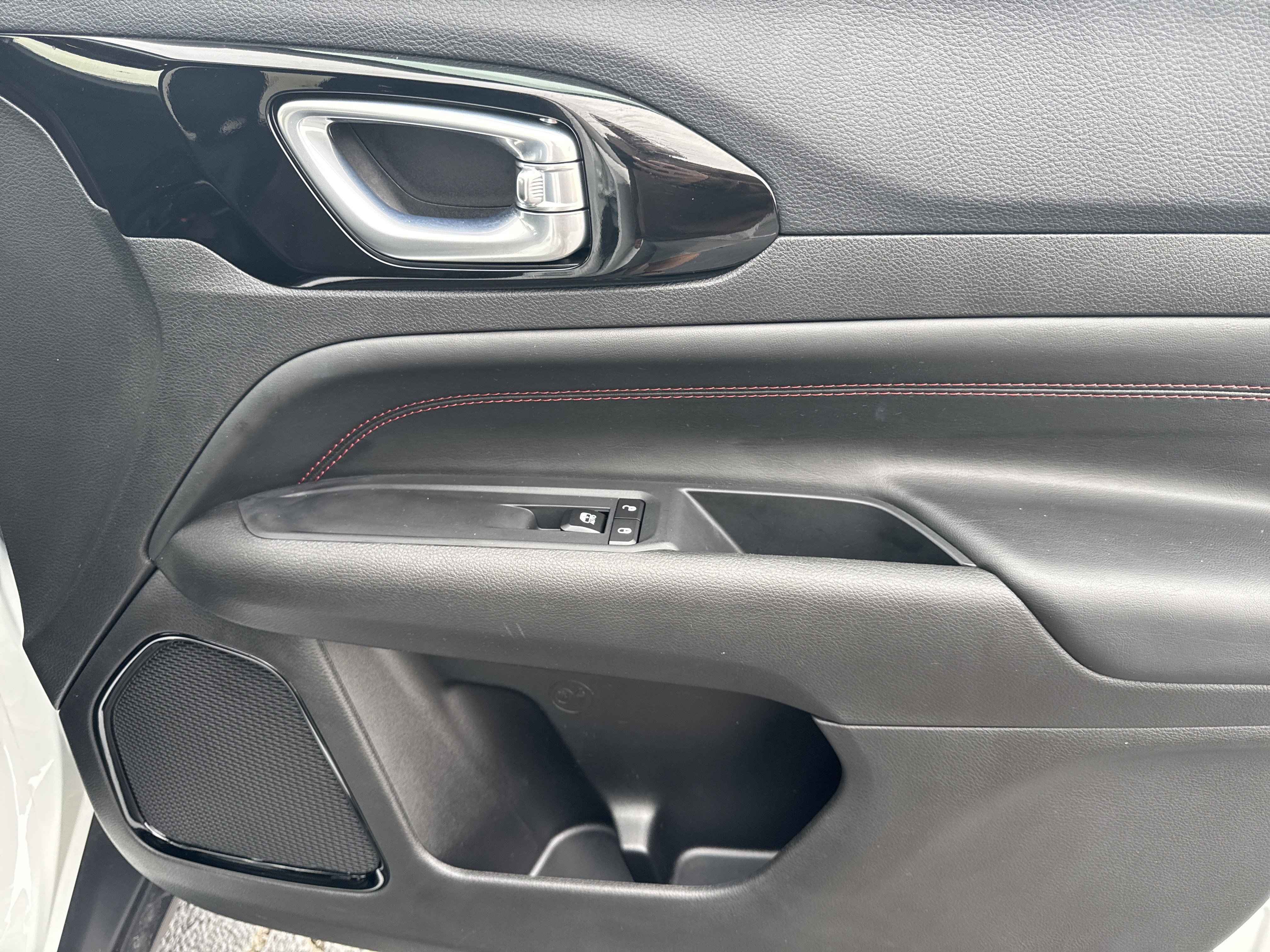 Used 2025 Jeep Compass Trailhawk image 14