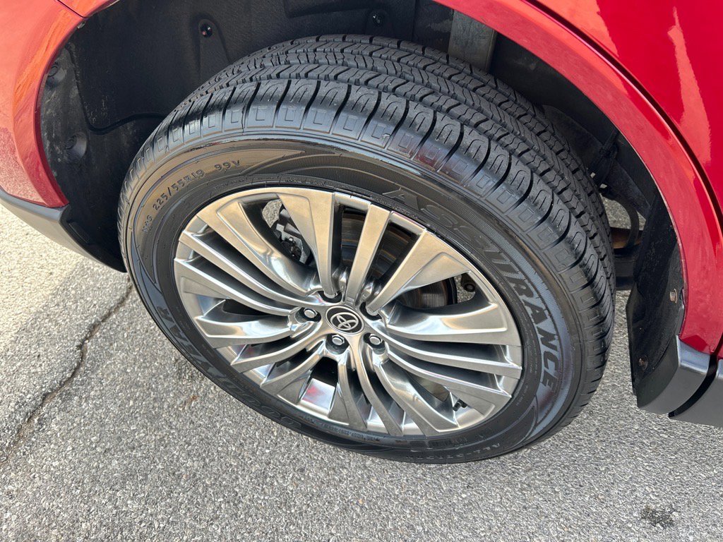 Used 2022 Toyota Venza XLE image 11