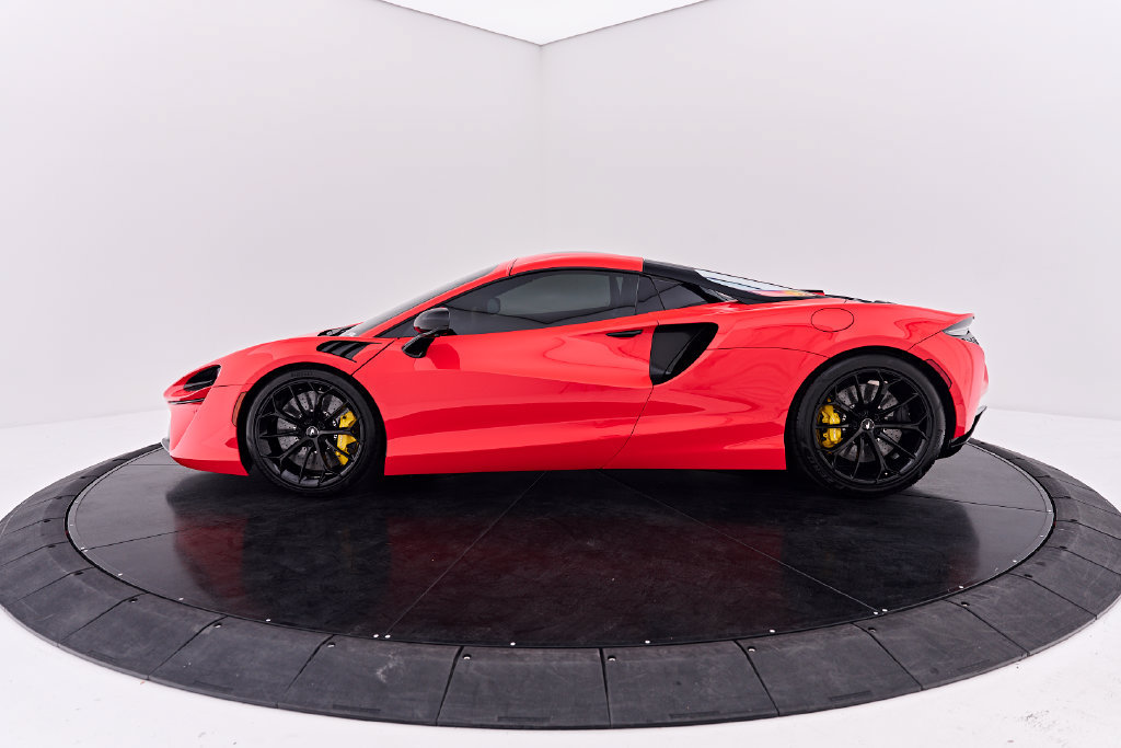 Used 2025 McLaren Artura Spider RWD image 15