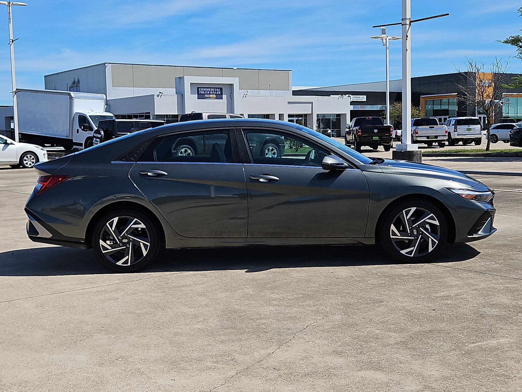 Used 2025 Hyundai Elantra Limited image 2