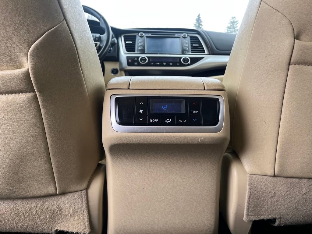 Used 2018 Toyota Highlander XLE AWD/4WD image 34