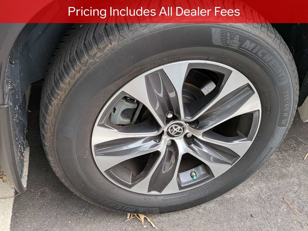 Used 2021 Toyota Highlander XLE AWD/4WD image 9