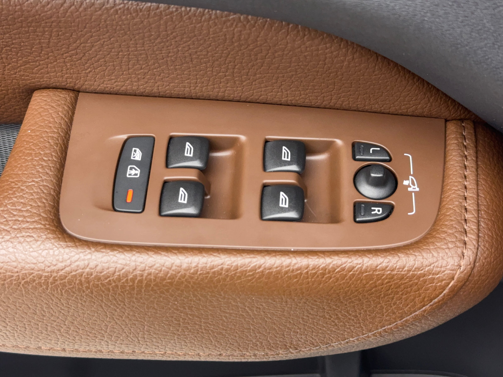 Used 2019 Volvo XC60 T5 Momentum w/ Multimedia Package FWD image 24