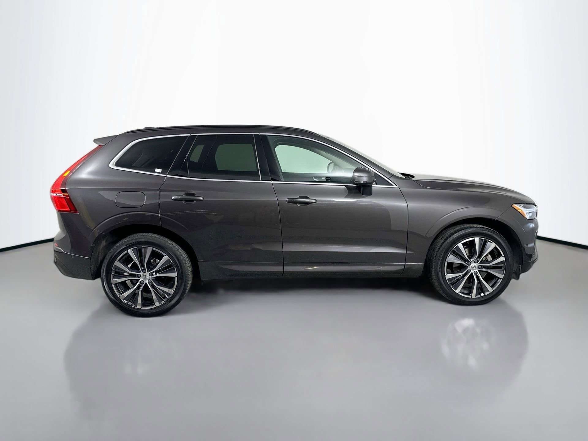 Certified 2022 Volvo XC60 B5 Momentum w/ Advanced Package image 5