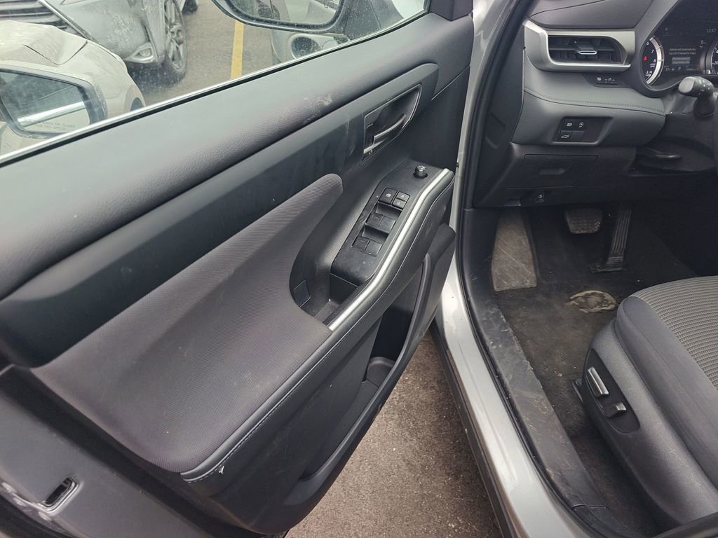 Used 2024 Toyota Highlander LE image 5