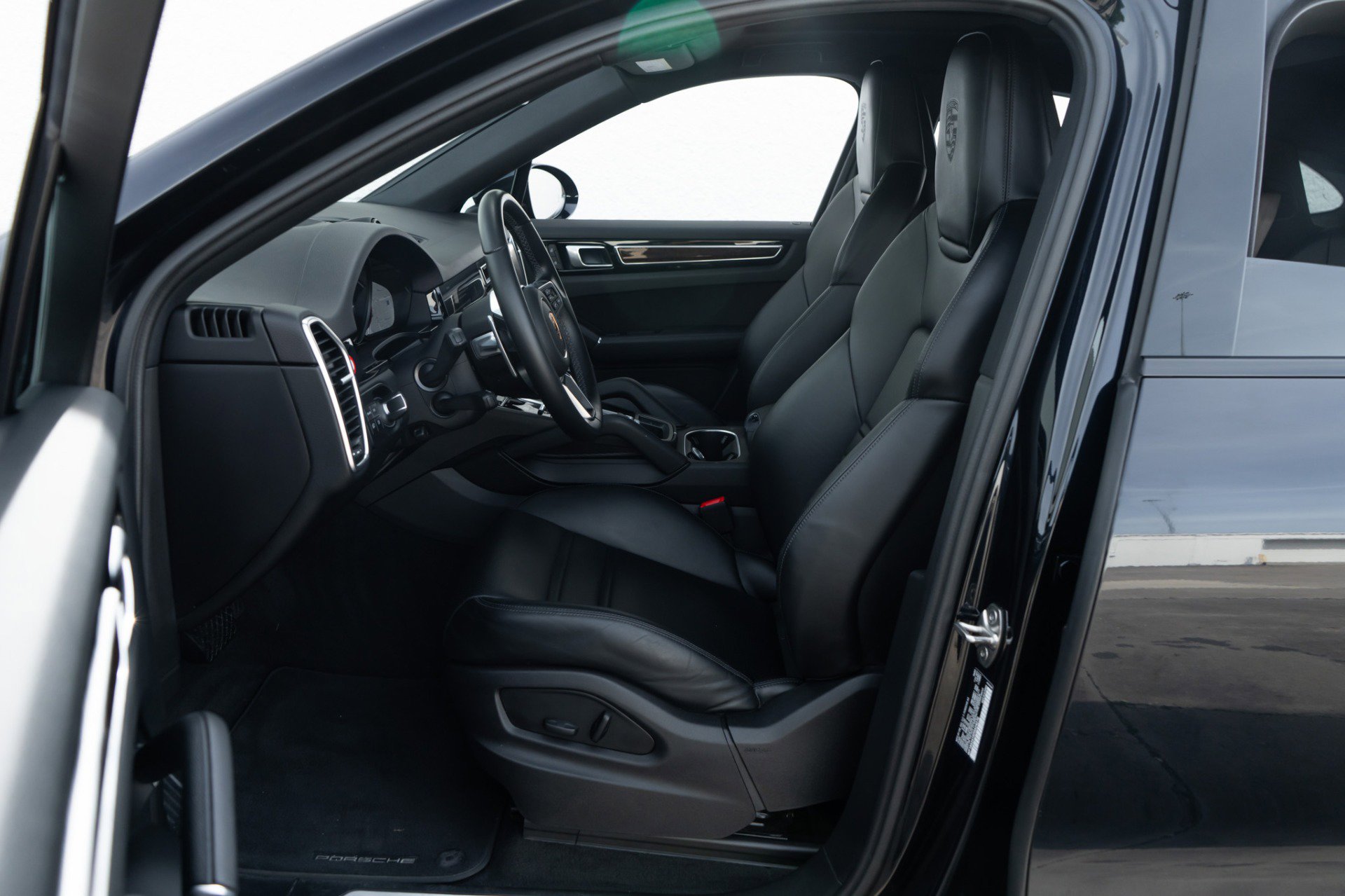 Used 2023 Porsche Cayenne Platinum Edition AWD/4WD image 6