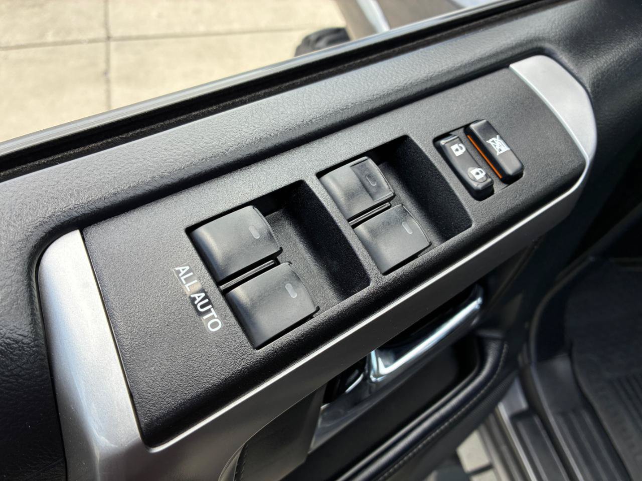 Used 2022 Toyota 4Runner SR5 AWD/4WD image 9