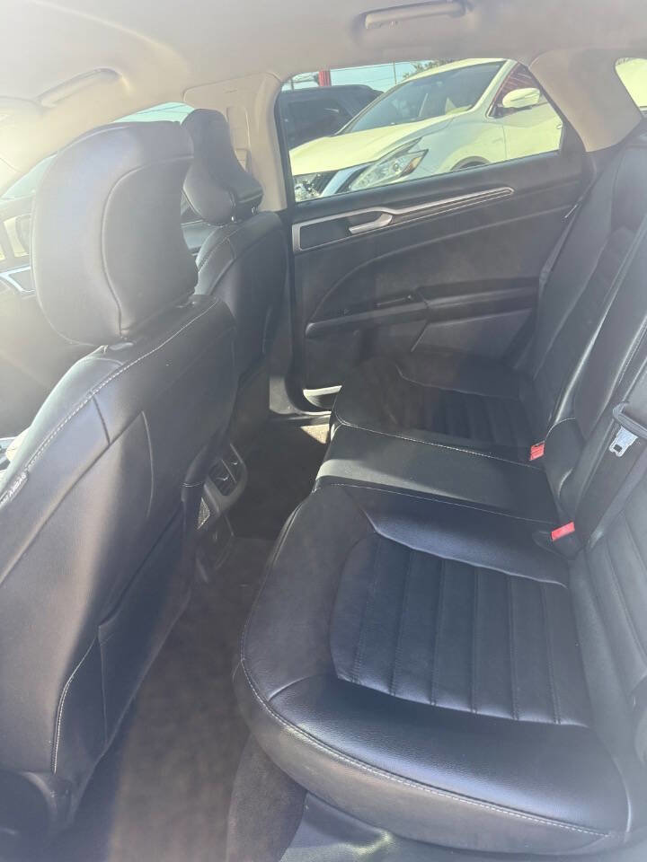 Used 2017 Ford Fusion SE FWD image 18