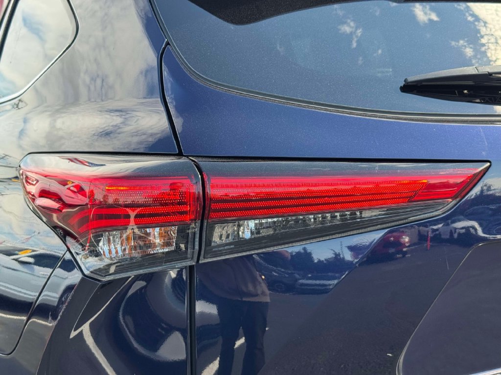 Used 2022 Toyota Highlander XLE AWD/4WD image 10