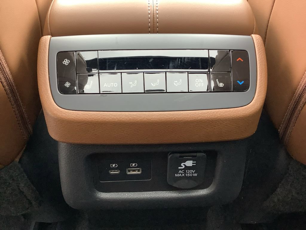 Used 2024 Nissan Pathfinder Platinum image 32