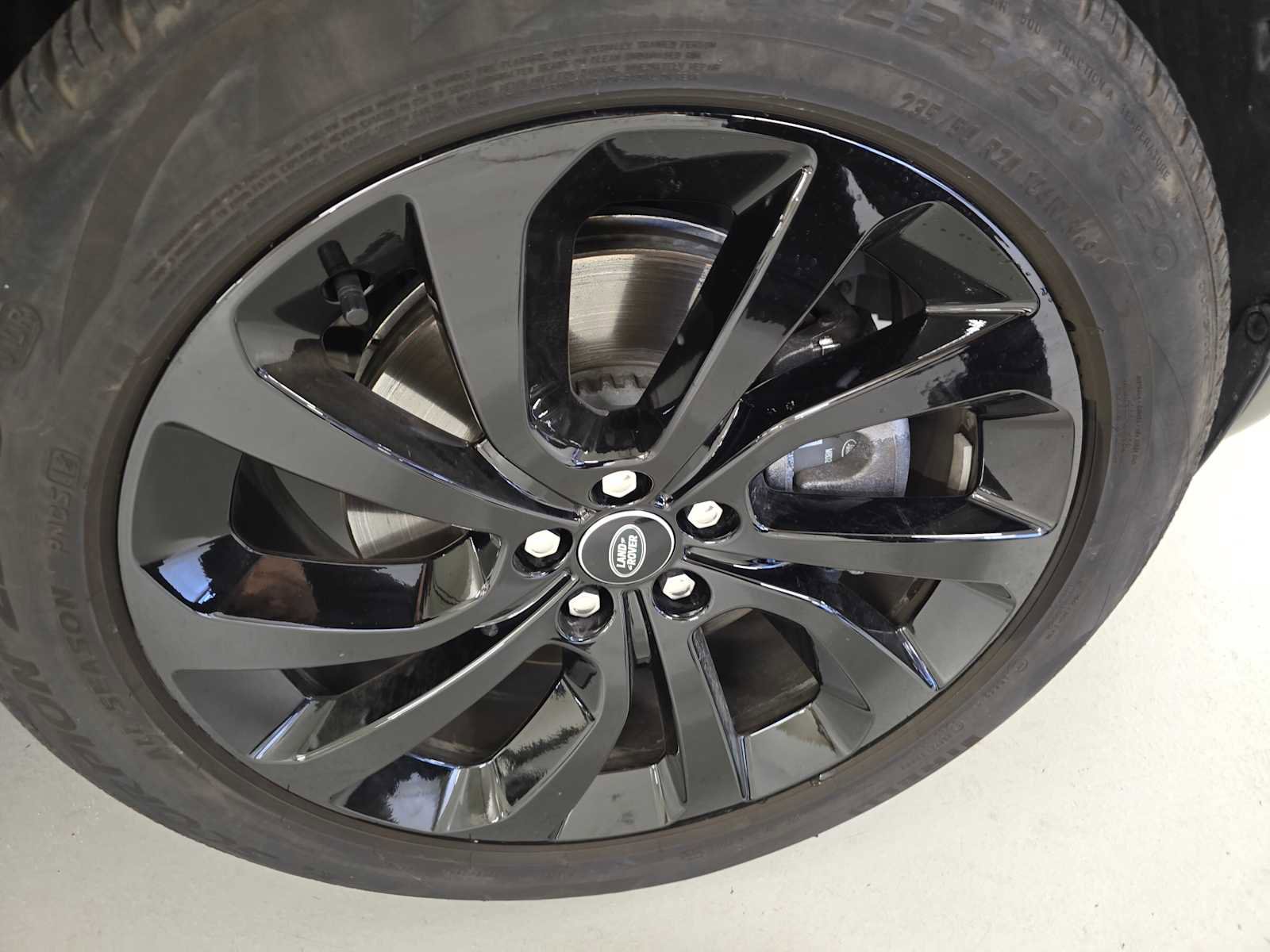 Certified 2025 Land Rover Discovery Sport Dynamic SE image 9