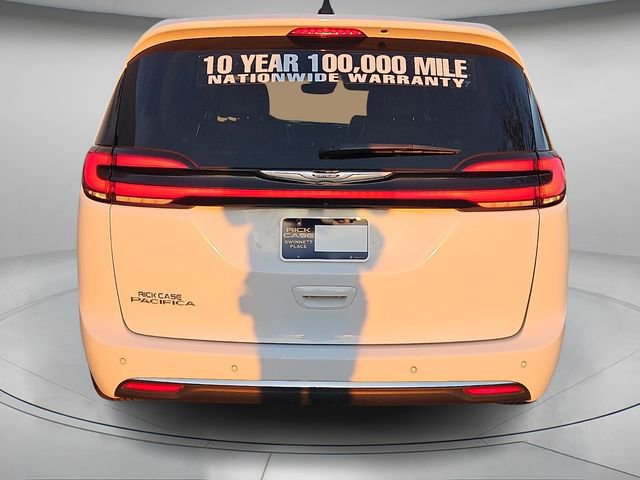Used 2024 Chrysler Pacifica Touring-L image 6