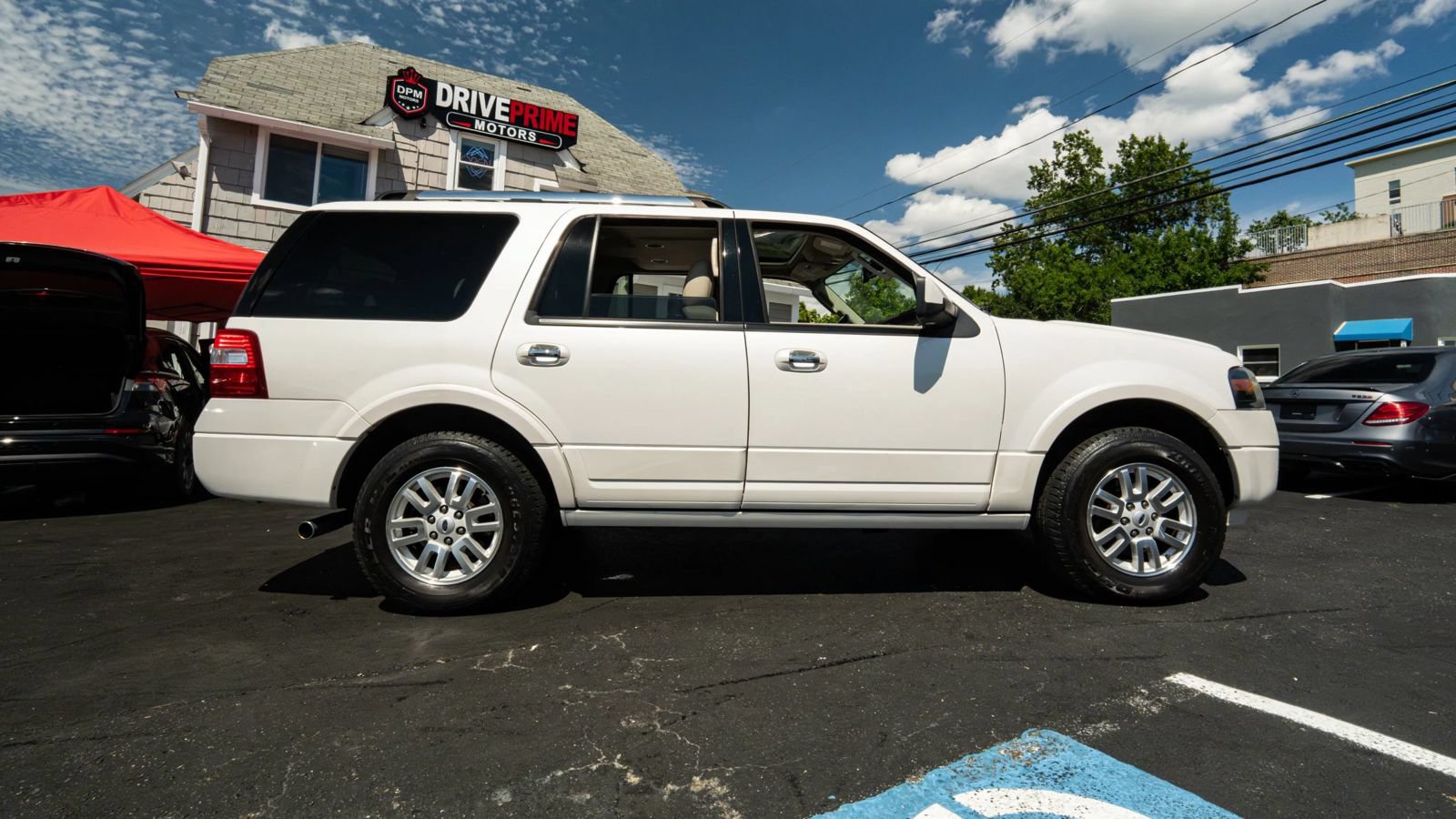 Used 2014 Ford Expedition Limited w/ Equipment Group 301A AWD/4WD image 2