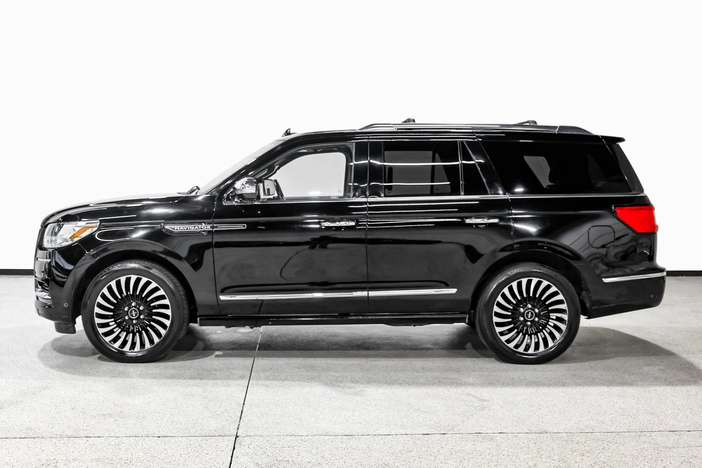 Used 2018 Lincoln Navigator Black Label w/ Cargo Package AWD/4WD image 9