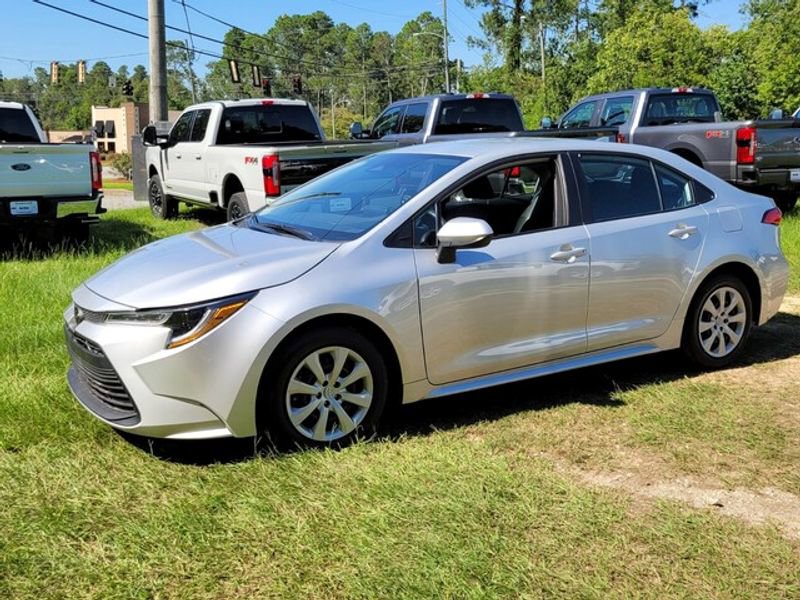 Used 2025 Toyota Corolla LE image 4