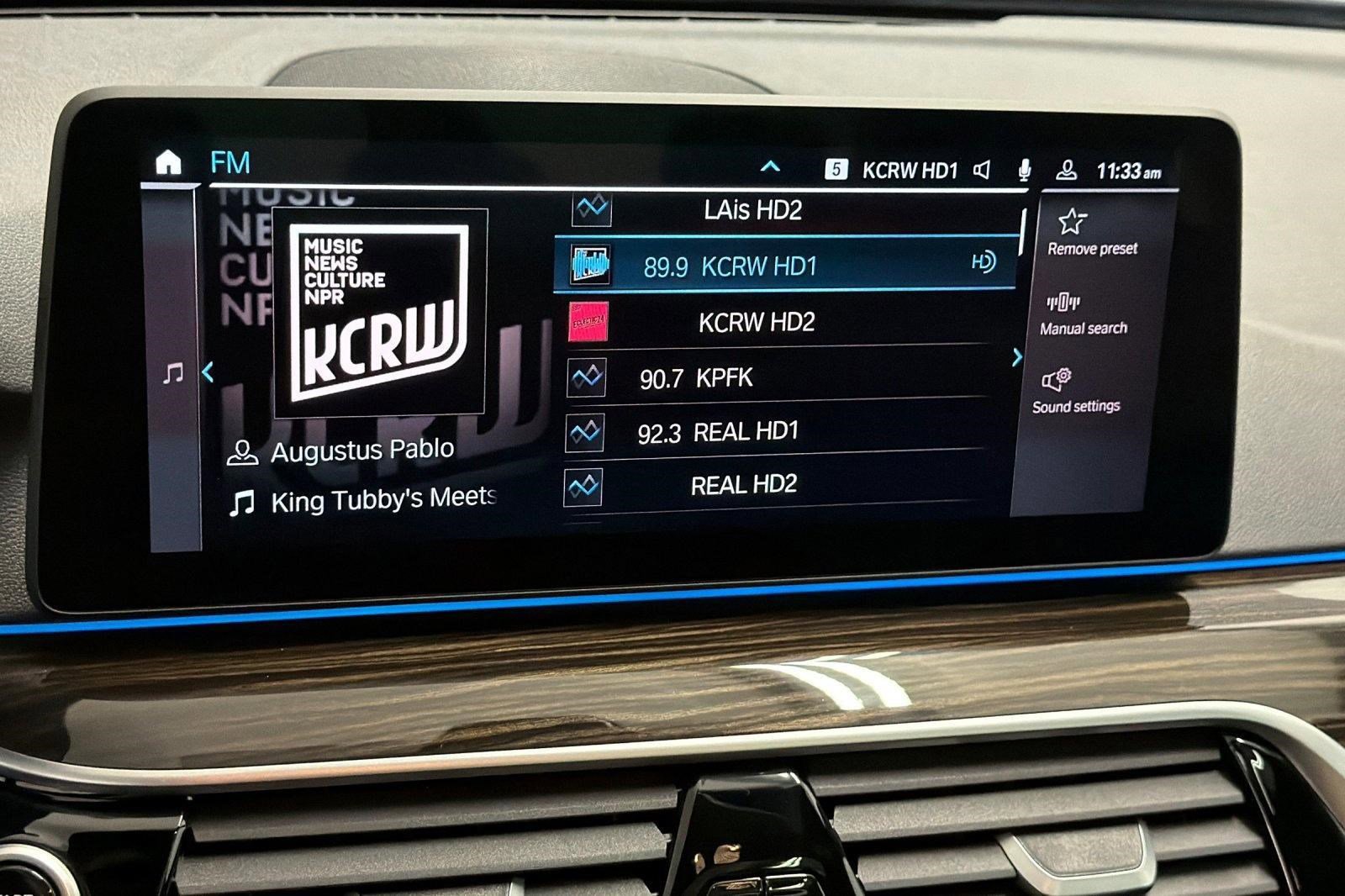 Used 2023 BMW 530e w/ Premium Package image 24