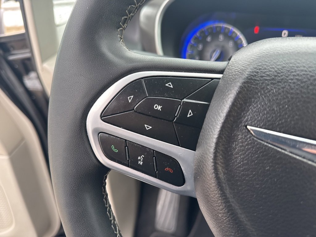 Used 2024 Chrysler Pacifica Touring-L image 38