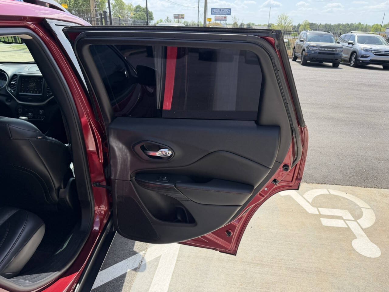 Used 2017 Jeep Cherokee Trailhawk AWD/4WD image 12